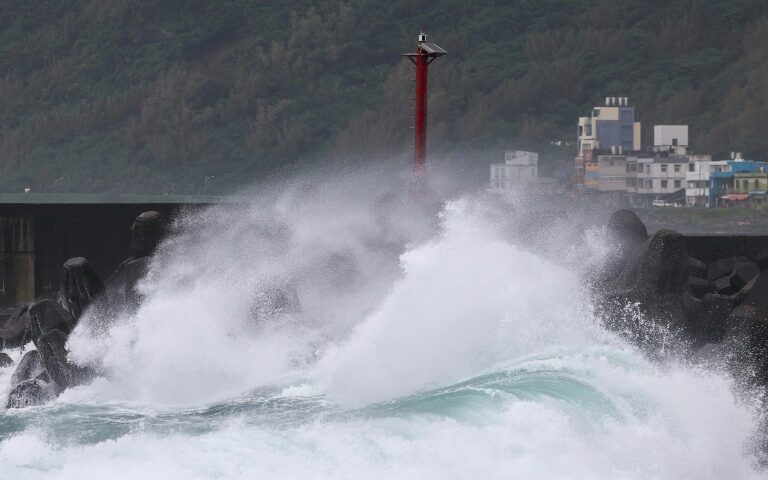 Hinampas ng hangin, ulan ang Taiwan habang papalapit ang Gigantic Storm Kong-rey